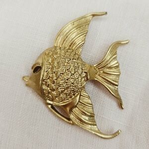 Vintage 1960s Gold Tone Angelfish Brooch Unsigned Mid Century Fish Pin